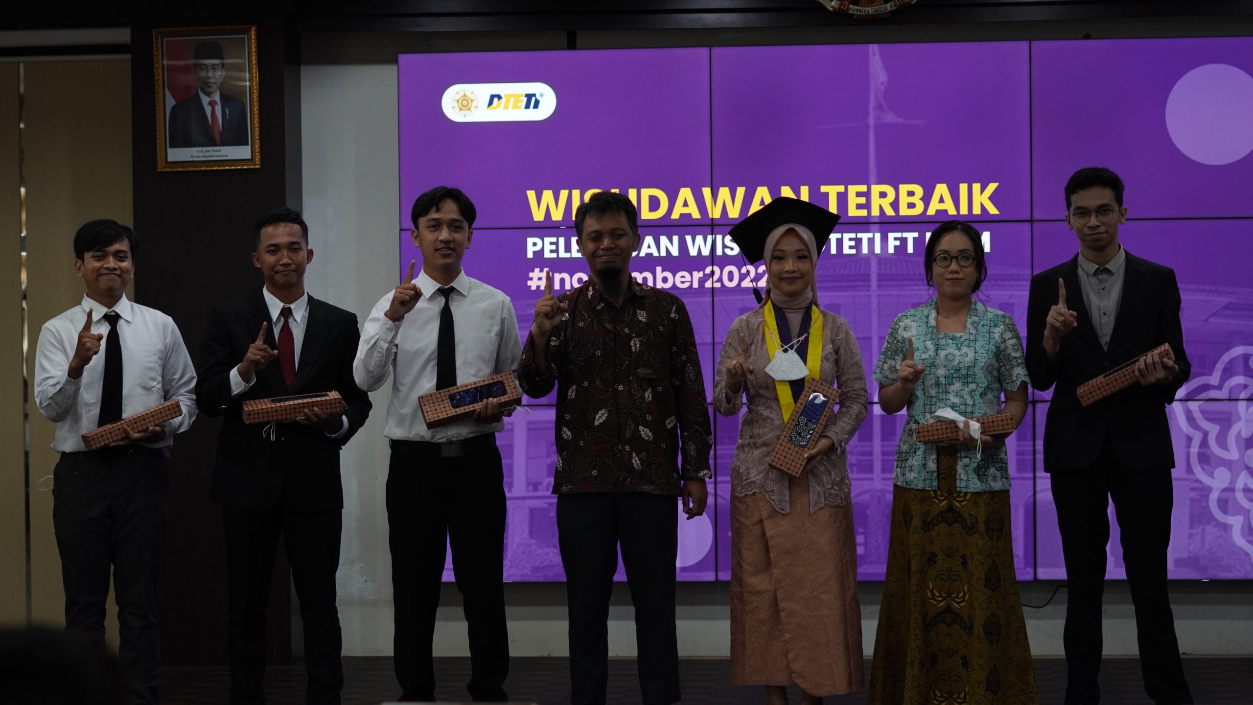 Adha Imam Cahyadi bersama wisudawan-wisudawati terbaik DTETI.