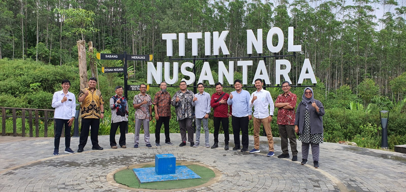 Rombongan dosen dan mahasiswa DTETI FT UGM di Titik Nol Ibu Kota Negara (IKN) Nusantara berada di Sepaku, Kabupaten Penajam Paser Utara, Provinsi Kalimantan Timur.