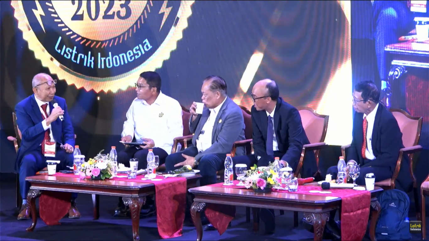 Ir. Tumiran, M.Eng., Ph.D. menjadi moderator Bincang Energi IBEA 2023.