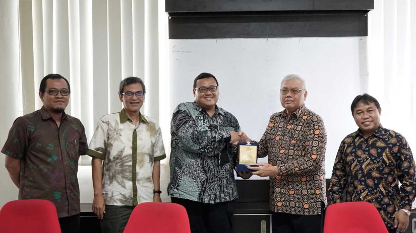 Penyerahan cendera mata dari DTETI FT UGM kepada pihak Universitas Mulia.