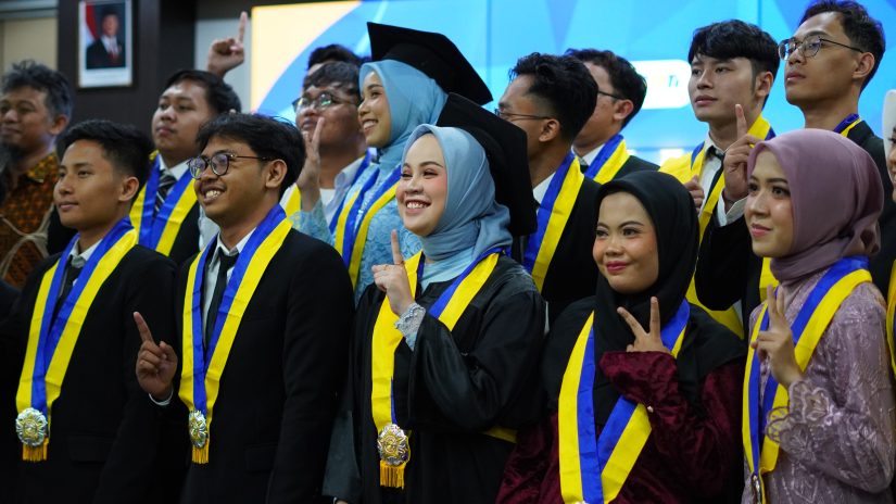 Lulus Bukan Akhir Belajar: 47 Mahasiswa DTETI Ikuti Wisuda Periode II TA 2024/2025